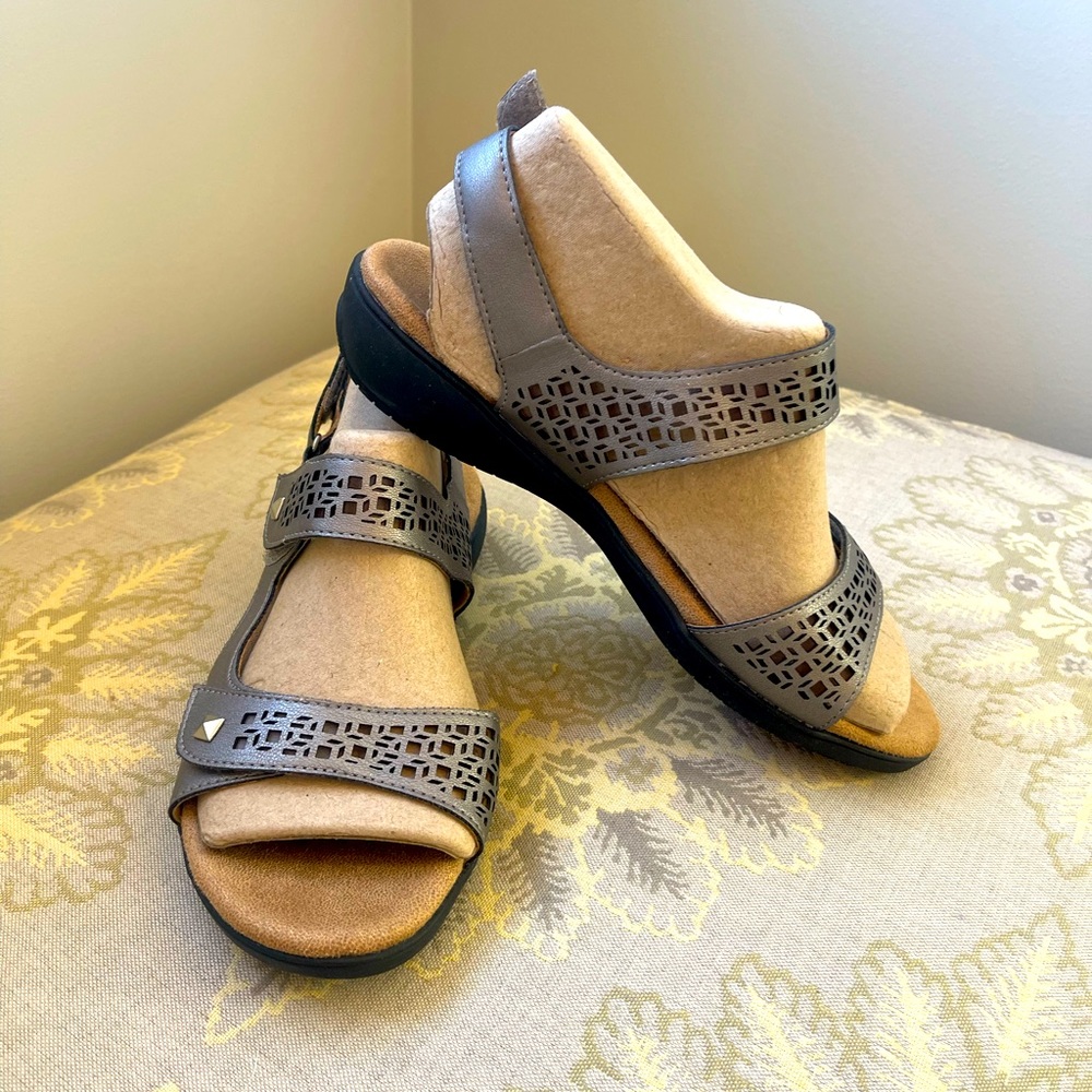 Trotters comfort sandal size 7 never worn metallic look